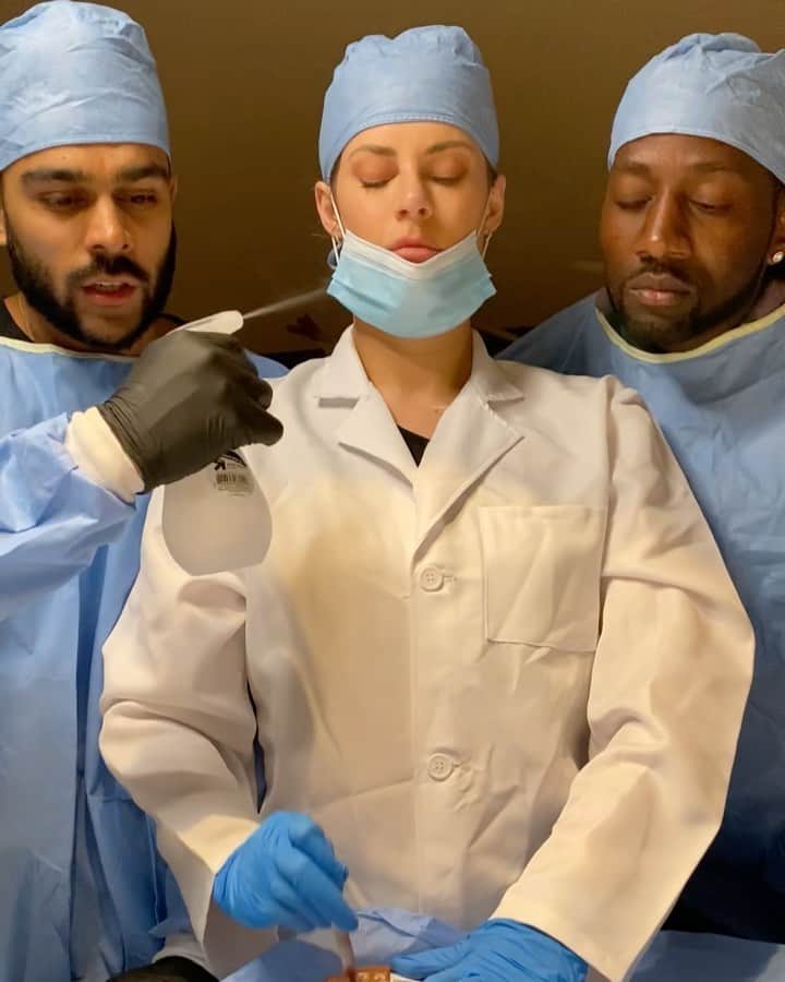Hannah Stockingのインスタグラム：「There was enough lotion for at least 3 toes! 🤷‍♀️😭 @adamw @destorm」