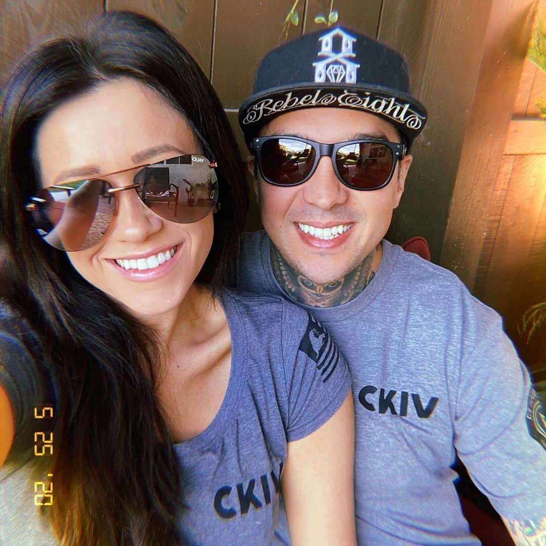 トニー・ペリーのインスタグラム：「Happy Memorial Day 🇺🇸 Honoring all of the brave men & women who have served to protect us. Join us in honoring Navy SEAL Charlie Keating IV. You can learn more about the @c4foundation, his legacy & how you can help support families of Navy SEALs by heading to their profile or www.chuckheavy.org. For just $4 you can pay it forward this Memorial Day, helping support SEAL families and get one of these shirts we’re wearing for free. 🤘」