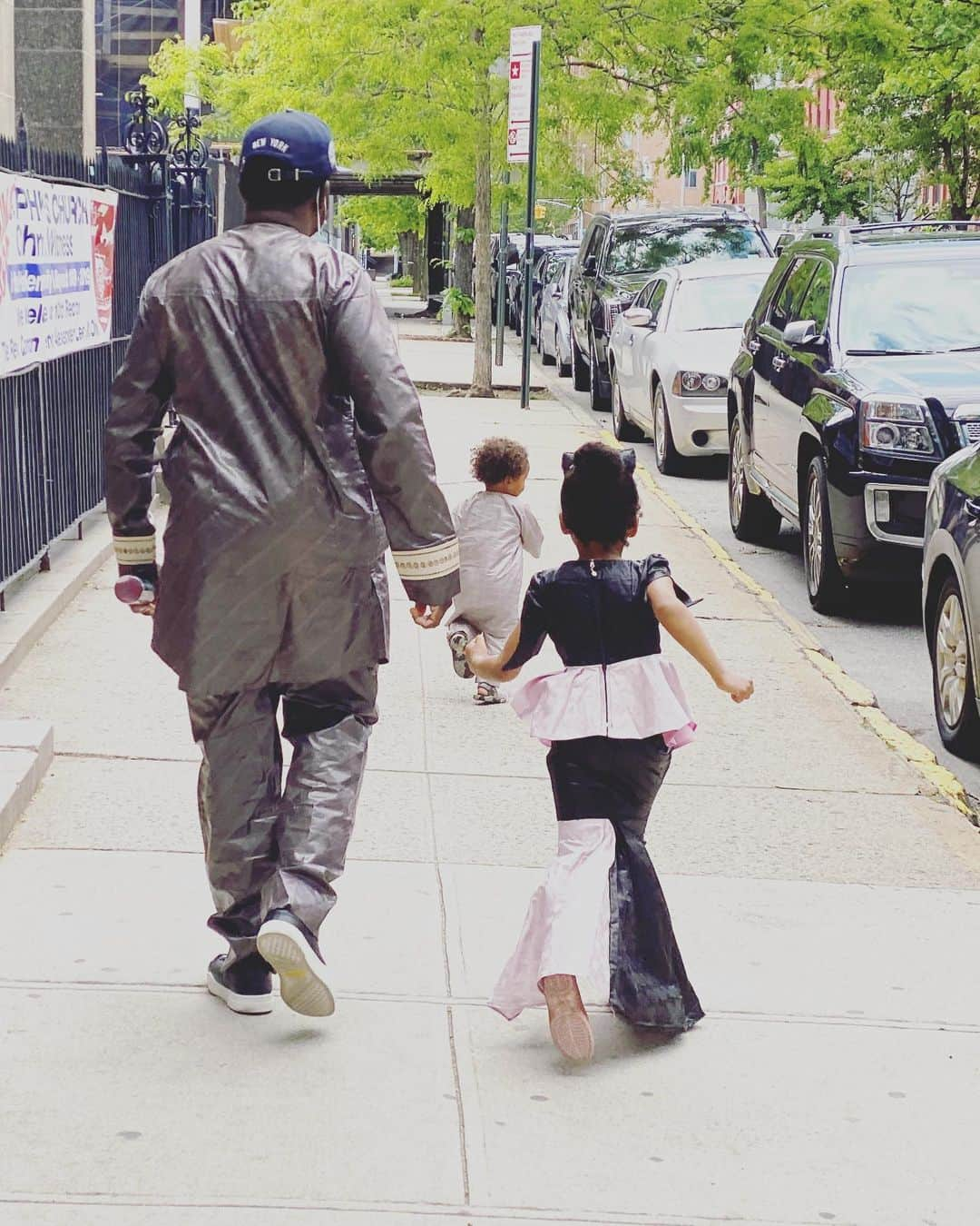 中鉢明子さんのインスタグラム写真 - (中鉢明子Instagram)「Eid Mubarak🥳#Ramadan #muslim #celebration #NewYork #family #africandress #dress #fashion ドレスに思いっきり折り目がついていますが、畳んである真新しいドレスをパリッパリの状態で袖を通すのがマリでは粋なのです！ダディーの国のお祝いごとで家族で正装しました✨今年もマリへ行く予定にしていたのですが...#コロナが落ち着いてからだね！#コロナウイルスが早く終息しますように #マリ共和国 #イスラム教お祝い #正装 #家族 #ニューヨーク暮らし #コロナの為マスク着用 #写真の時はさすがに外しました。#国際結婚」5月26日 3時16分 - akiko_harlem