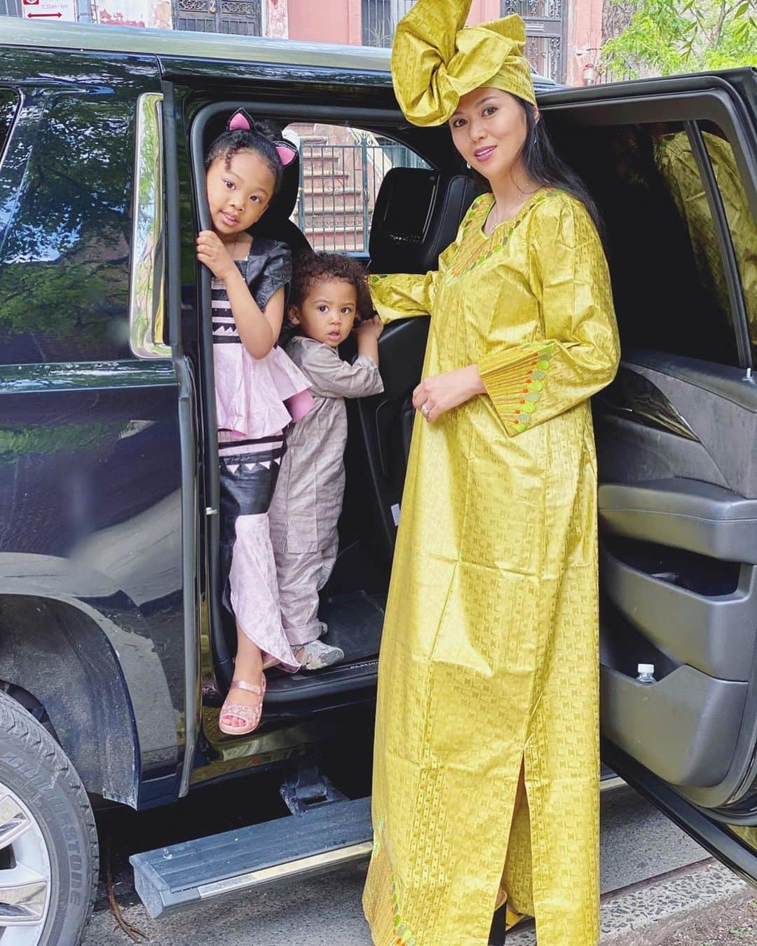 中鉢明子さんのインスタグラム写真 - (中鉢明子Instagram)「Eid Mubarak🥳#Ramadan #muslim #celebration #NewYork #family #africandress #dress #fashion ドレスに思いっきり折り目がついていますが、畳んである真新しいドレスをパリッパリの状態で袖を通すのがマリでは粋なのです！ダディーの国のお祝いごとで家族で正装しました✨今年もマリへ行く予定にしていたのですが...#コロナが落ち着いてからだね！#コロナウイルスが早く終息しますように #マリ共和国 #イスラム教お祝い #正装 #家族 #ニューヨーク暮らし #コロナの為マスク着用 #写真の時はさすがに外しました。#国際結婚」5月26日 3時16分 - akiko_harlem