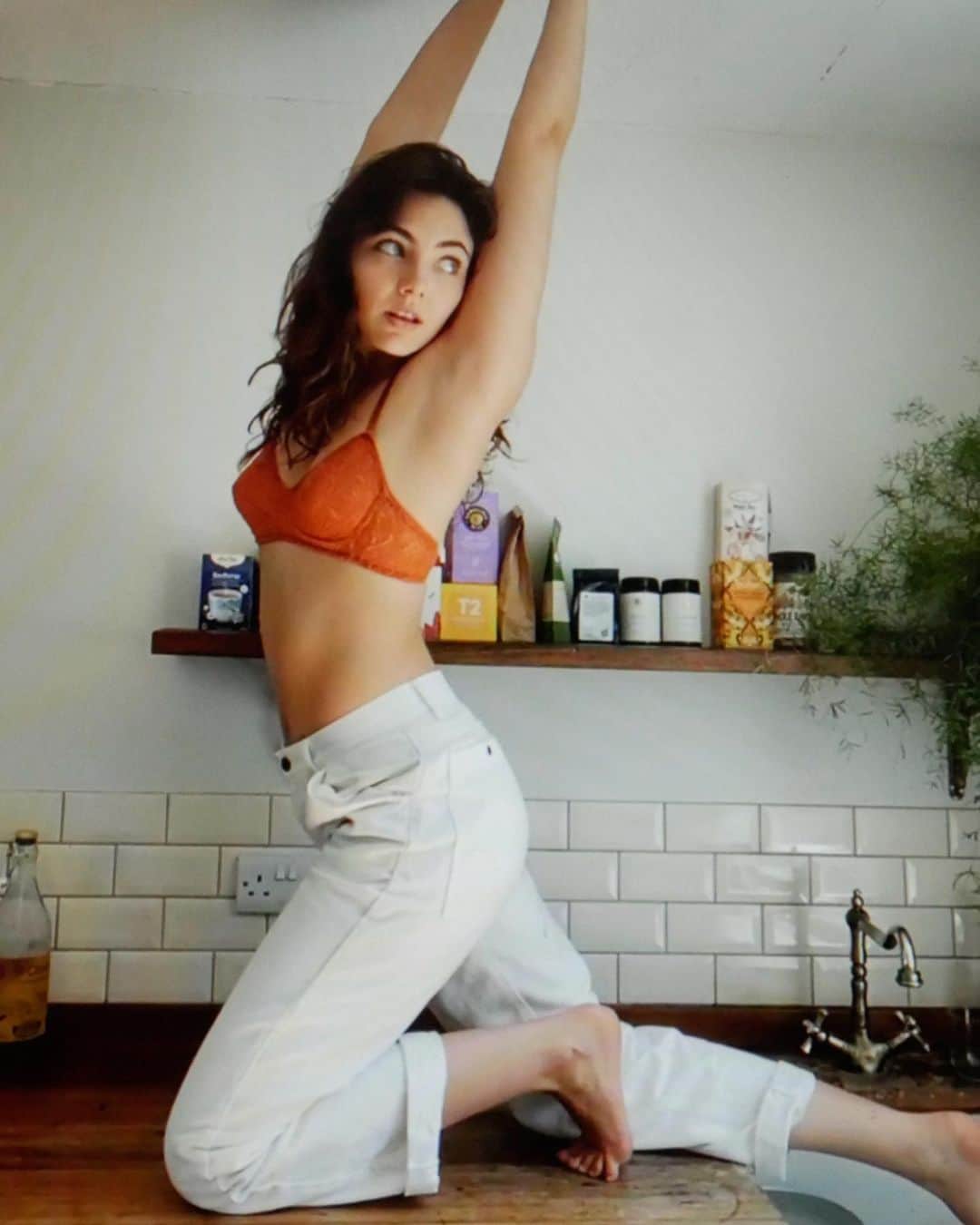 Amelia Zadroのインスタグラム：「Kitchen yoga on FaceTime w @natalienyk 🧡  Natalie shared with me that she’d followed me since high school and I had inspired her to re-define how she sees beauty outside and in herself.. what an amazing gift to be able to share through social media. Thank you @natalienyk this was such a fun morning 🌞」