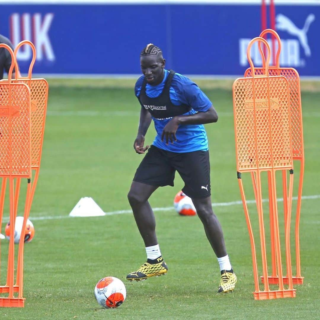 ママドゥ・サコーのインスタグラム：「⚽️💪🏿 #TeamSakho #CPFCFamily  @cpfc」