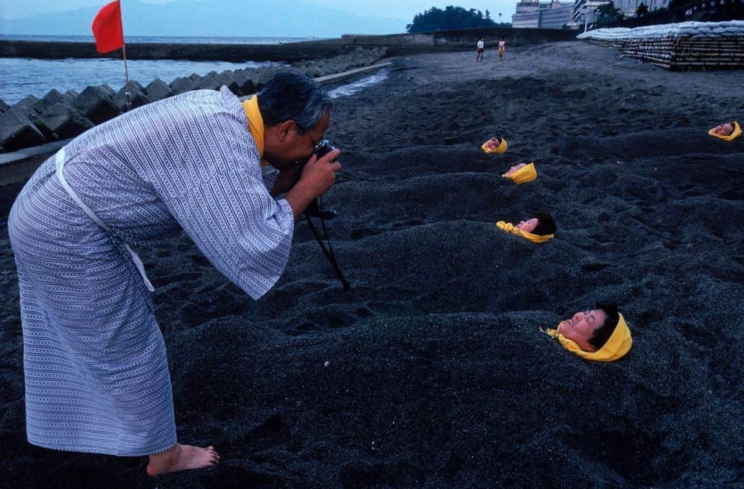 Michael Yamashitaさんのインスタグラム写真 - (Michael YamashitaInstagram)「Japanese call it suna-mushi or sand bathing, a tradition that’s been going on here in the town of Ibusuki on Kagoshima Bay for more than 300 years. Clad in a light yukata kimono, beachgoers -- with assistance from attendants bury their bodies with the naturally warm (50-55°C) healing sands heated from steam vents from nearby volcanoes. It is said to be good for whatever ails you, from arthritis to asthma as well as a beauty treatment. 20 minutes was about all I could stand. #sandbath #sandbathing #ibusuki #kagoshima #kyushu」5月26日 3時33分 - yamashitaphoto