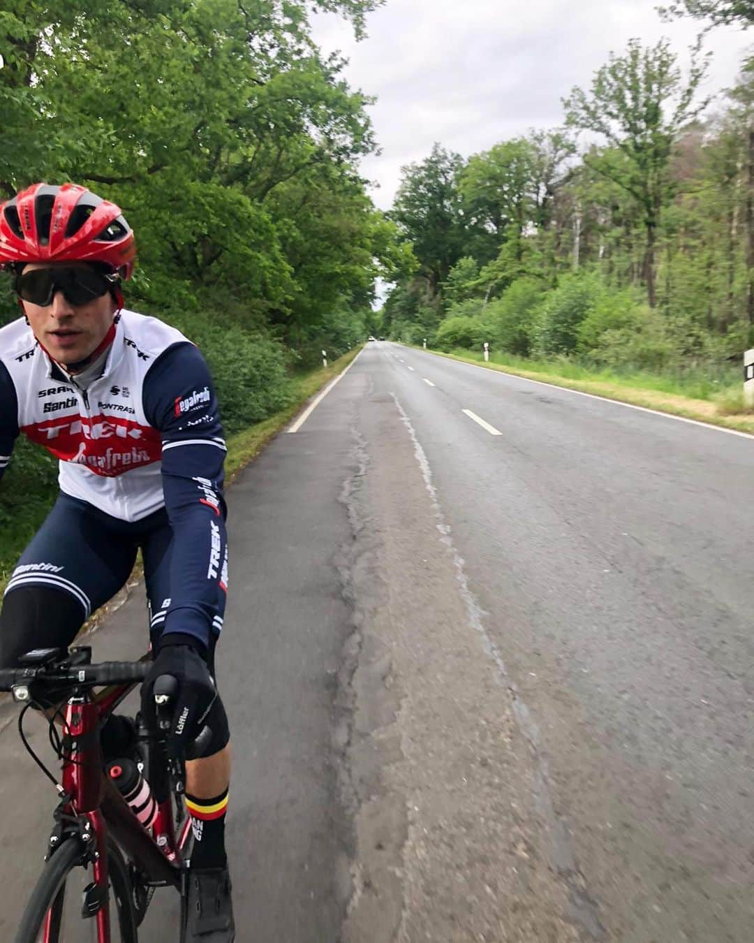 ルーベン・ブロマールトのインスタグラム：「The road is calling 🚴‍♂️ @johanna_holzmann @tobi__mueller  #trek #trekbikes #treksegafredo #radsportheckmair」