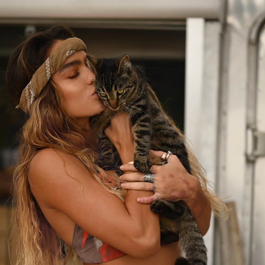 Sommer Rayさんのインスタグラム写真 - (Sommer RayInstagram)「i show affection for animals by holding them against me & whispering i love you repeatedly as they struggle to escape from my arms」5月26日 3時40分 - sommerray