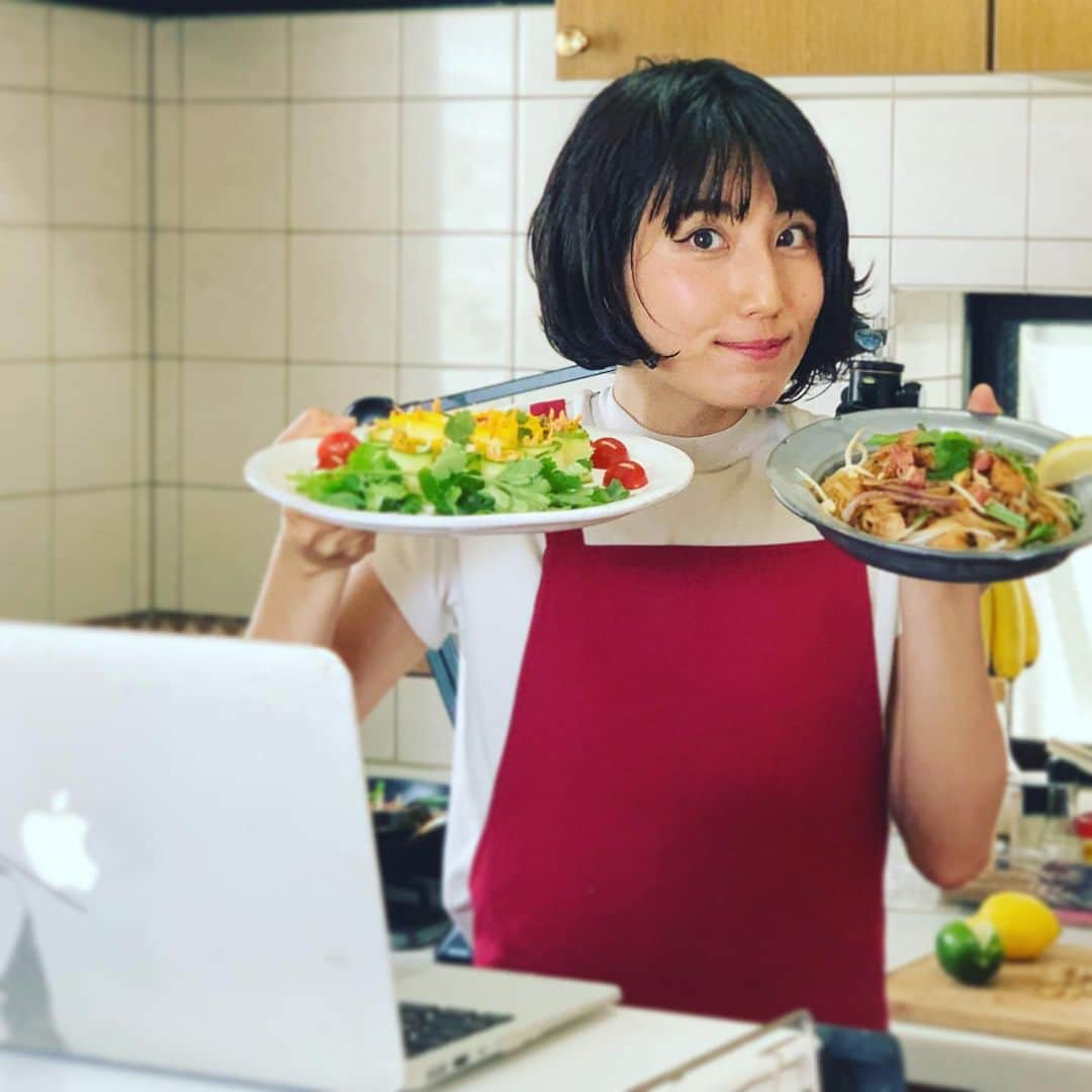 望月一花のインスタグラム：「パッタイジェーとタイ風ソムタムサラダ作りましたよ〜🥗❣️ なんだこのふざけた顔🤣w #みんなでごはん作ろう会 私自身すごくすごく楽しくて 毎回参加してくれるみなさまに感謝なのです🥰 いつものお昼ごはん作りどきに、いつもとはちょっと違う非日常。 いつものお家のキッチンで、いつもでは作ったことのないお料理を❣️ 今日はタイにFood Trip✈️🇹🇭 ・ 色々な可能性を広げていきましょ💖 ・ #オンライン料理教室 #やると決めたからには #自分が動かないと何も進まない #とりあえずやってみる #動いたらあとは流れ出すだけ #Haveaenjoymentlife」