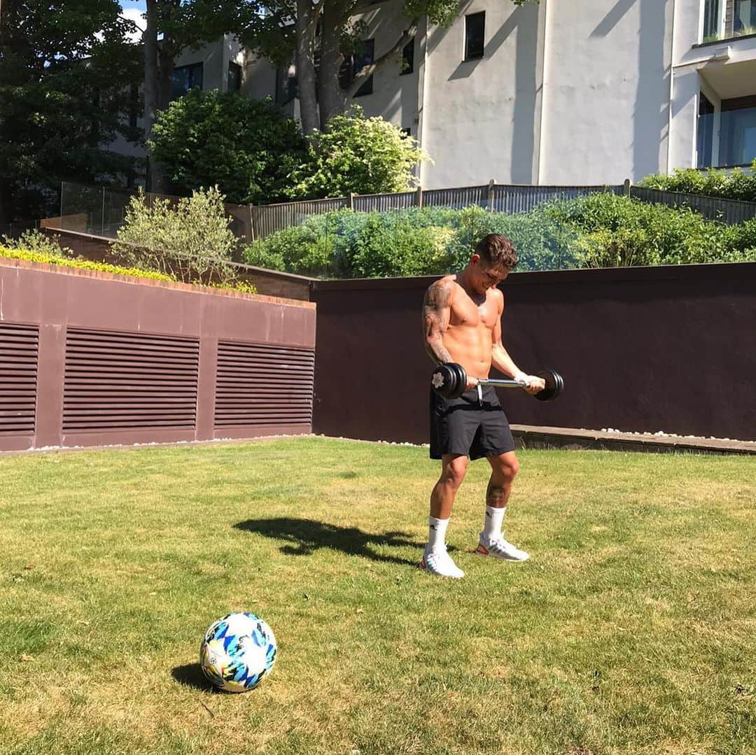 ルーカス・トレイラさんのインスタグラム写真 - (ルーカス・トレイラInstagram)「Sigo entrenando fuerte 💪🏻⚽️🏋🏻‍♂️ #LT11 #stayathome」5月26日 3時45分 - ltorreira34