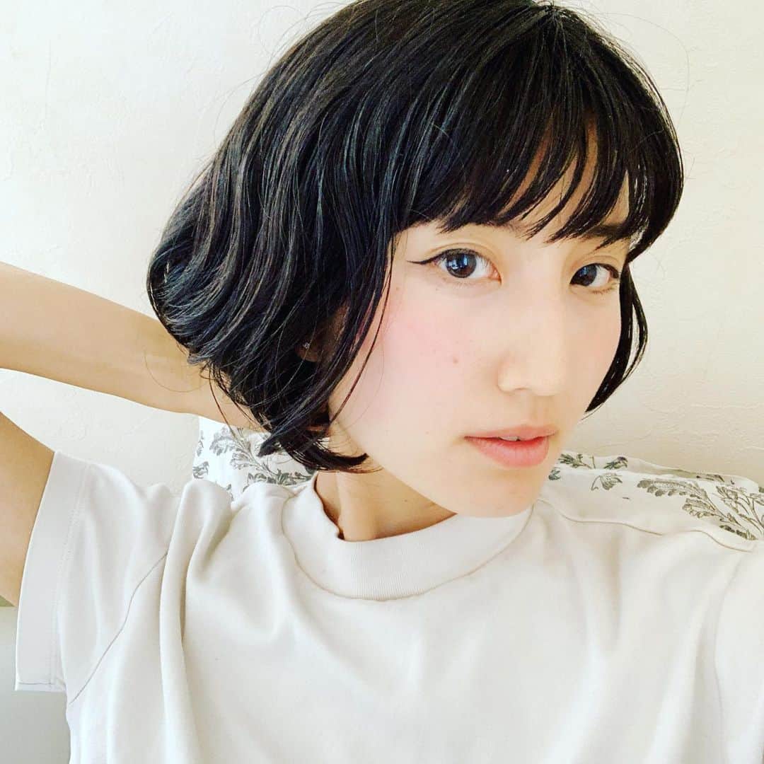 望月一花のインスタグラム：「最近アイラインをしっかりひくのが好きです ・ そしたらね、なんでここ黒いのついてるのー？と、公園で子どもに言われた。 ほんと純粋な疑問って素晴らしいね。 確かになんでだろうね とりあえず「猫ちゃんみたいなお目目にしたかったのよ」って応えておいた。 ・ ・ #もっと自撮り載せなさいと事務所に言われた #いや苦手やねん #フォトログは食べ物と子どもばっかり #苦手とか言っちゃいけないね #ネガポジ変換 #得意ではない #中身も大事だけど外見も大事 #とりあえずがんばる」
