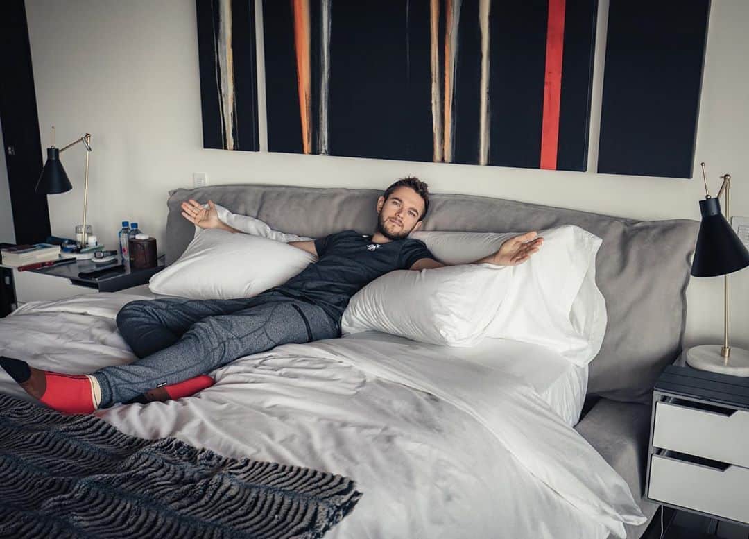 ゼッドのインスタグラム：「Happy 10th birthday to one of my fav Architecture / design teams @yodezeen_architects and a biiiiig thank you for helping me source my dream bed for meeeeee ♥️! 📷: @daddy_longlens」