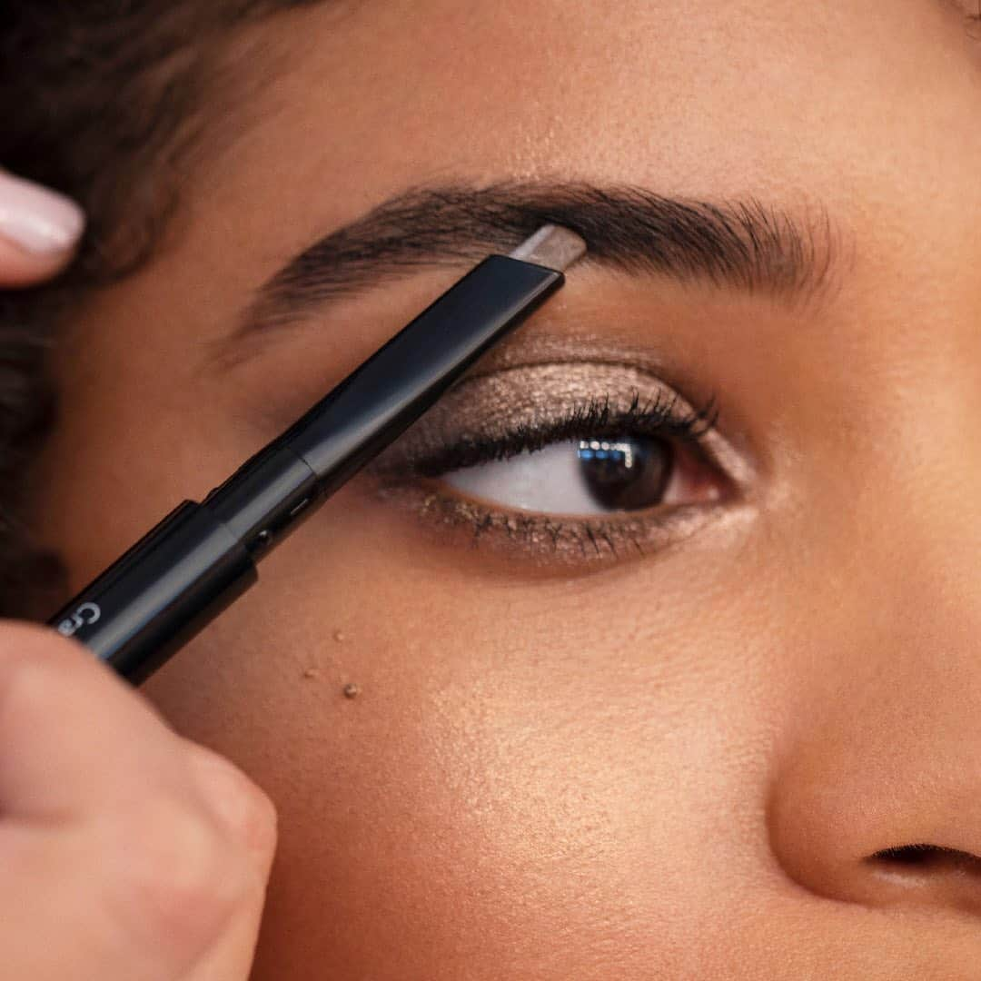 ボビイブラウンさんのインスタグラム写真 - (ボビイブラウンInstagram)「Frame your summer glow with fuller brows. Go over the length of brows with Perfectly Defined Long-Wear Brow Pencil for a bolder look that lasts all day.  #bobbibrown #summerglow #brows #perfectlydefined」5月26日 3時56分 - bobbibrown