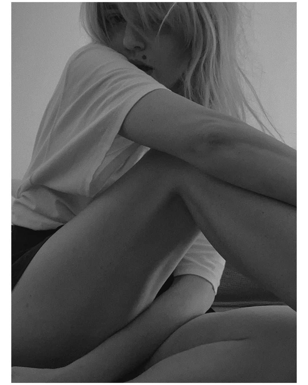 エレオノーラ・カリシのインスタグラム：「♱ L'insostenibile leggerezza dell'essere ♱」