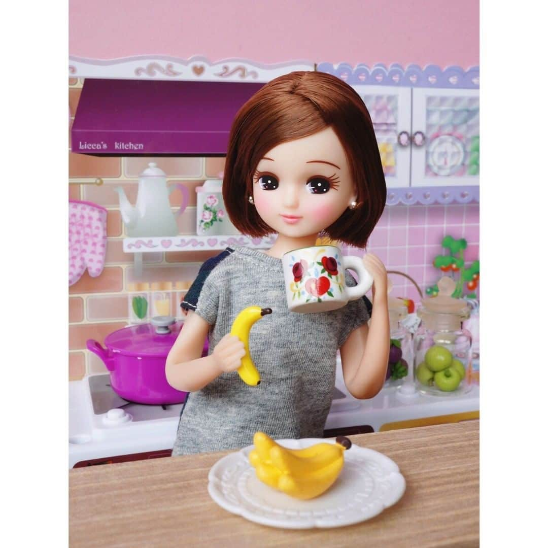 リカちゃんさんのインスタグラム写真 - (リカちゃんInstagram)「My snack today is a warm banana drink ♡ 今日のおやつは #ホットバナナジュース ☆ 材料はバナナと牛乳とほんの少しのしょうが♪ バナナを皮ごとレンジで温めるなんて初めて！とろりとしてまるでデザートみたい♡ #リカちゃんのキッチン  #リカちゃん #fashion #ootd #hairstyle #licca #liccadoll #japanesedoll #japan #girl #instadaily #instagood #instagramjapan #instagram」5月26日 15時00分 - bonjour_licca