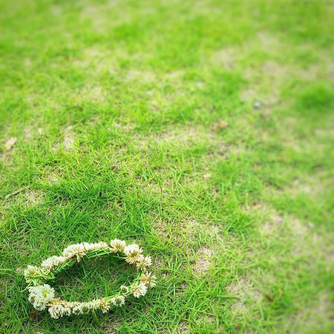 透水さらさのインスタグラム：「何十年ぶりに花飾りとか作ったかしら 🌼🌷🌼🌷🌼🌷🌼🌷🌼 ピクニックはやたらカラフルになっちゃう 🍞🍞🍞 ホームベーカリーで焼いた焼きたてのパンをバスケットにいれて🧺🧀🥓」