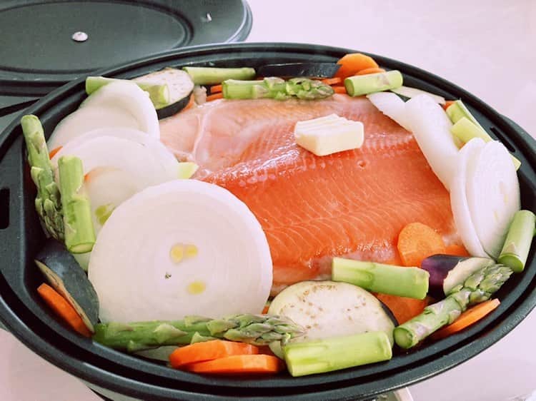 杜このみのインスタグラム：「北海道の食材たっぷり #桜鱒のちゃんちゃん焼き 火が通るとバターと味噌の甘い香りが家中にふんわり広がります♪ この匂いが、私の中では 故郷の北海道を思い出す香りです♪  気付いた事は、道民やどさんこは バターの摂取量がとても多いという事☺️☆」