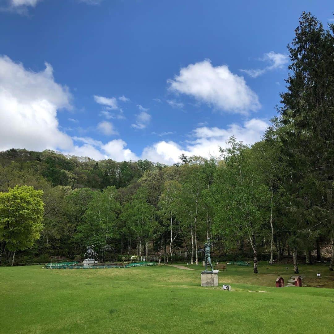 リゾートホテル蓼科さんのインスタグラム写真 - (リゾートホテル蓼科Instagram)「彫刻公園は森ゾーンと芝生ゾーンがあります🌿 暑くなった日も森ゾーンの木陰はとても気持ちがいいです😊 これから遊歩道の石畳を苔が覆い始めるので、また雰囲気が変わります🎵 ぜひ、深呼吸してリフレッシュしてください😆」5月26日 13時43分 - resort_tateshina