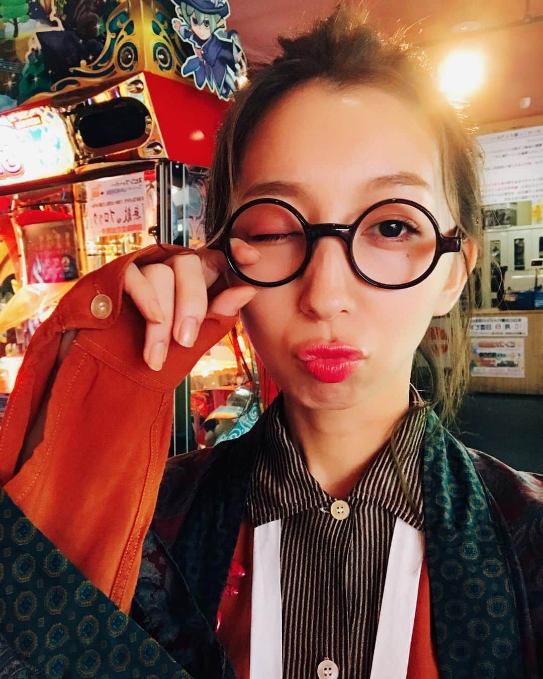 のインスタグラム：「ゲームセンターoff shot🎮 ※動画あるよん！  MVの撮影はこのゲームセンターの シーンから始まったんだよ〜 一緒にプレイしたスタッフさん すごく強かったなぁ。笑 ゲーム得意だからこの役に選ばれたって 監督さん言ってたな😏 . . #いつか世界が変わるまで #飯田里穂」