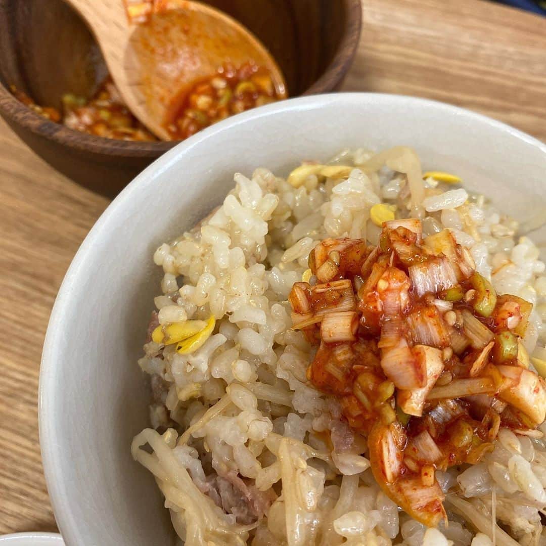 吉江瞳のインスタグラム：「最近＠emigohanにどハマりのよしえです。 自粛期間でたくさんの料理を作ってきました😊 えみごはんのおかげで韓国料理ハマってます！ 我が家は圧力鍋で炊くのでとても簡単でした❤️ 昆布は持ってなかったので市販の出汁パックを使わせてもらいました❤️ ねぎだれもニンニク追加で箸が止まらないっっ！ あー美味しかった😋😋 #よし飯 #えみごはん #おうちごはん #韓国料理 #マシソヨー」