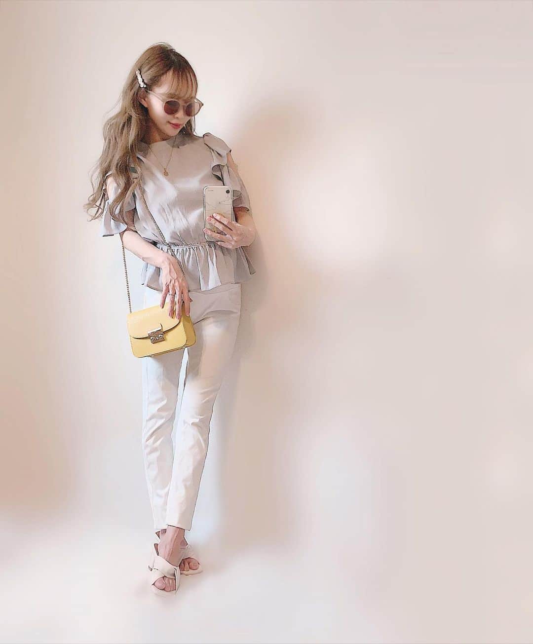 さっぴちゃんのインスタグラム：「... ⑅ 𝐶𝑜𝑜𝑟𝑑𝑖𝑛𝑎𝑡𝑒 ... ... . . 今日は新しく見始めたドラマに ハマり過ぎて、朝まで見てしまった🤦‍♀️。 . 鳥がちゅんちゅん泣き始めたので 慌てて目を瞑りました(笑) 夜中の1人時間なんて2人目産んだらしばらく 無いだろうからと、夜更かししがち🤣❤︎ . . 発売前から狙ってた @micoameriofficial の トップスやっぱり可愛い(ˊᵕˋ⑅)♡♡♡ . 産後も沢山着たい🎀産後に着たい服とか 欲しい服とか沢山あるな〜☺️❤︎ . またダイエット頑張らないと！！！ . . ボトムは @uniqlo のマタニティデニム👖 あかりの妊娠中に買って、今回も沢山 お世話になっております☺️♡♡♡ . . ………………………………(♡)……………………………… .」