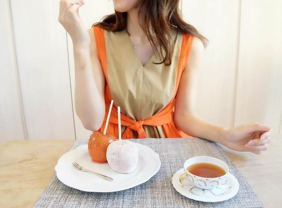 のインスタグラム：「大人気ドラマ『恋はつづくよどこまでも』 上白石萌音さんが食べてたおしゃれなりんご飴🍎 娘に同じものが食べたい！ 欲しい欲しいと言われ、、、、 お取り寄せしました✨✨ . . . .  りんご飴といえば屋台をイメージするけど 青森県産の高級ブランド林檎を使ってるから 美味しさが増し増し😍 他にはない白いりんご飴が可愛すぎます💕 娘は白が気に入ったみたい😳 私はノーマルの赤いタイプが好き♡ . 外側がパッリパリでりんごの酸味と飴の甘さが良いバランス❗️ ハマりそう、、、♡ . . #代官山キャンディーアップル #りんご飴専門店 #りんご飴 #東京スイーツ #お取り寄せスイーツ #pr」