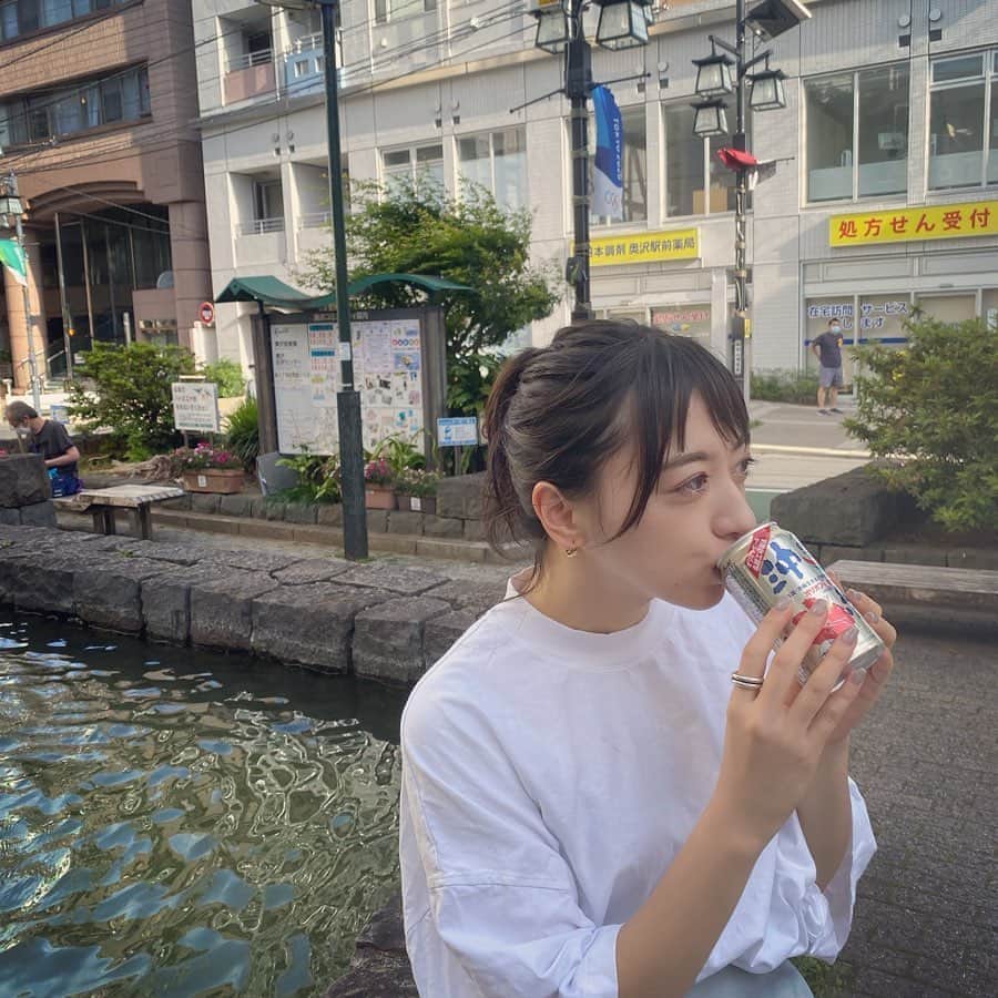 井元麻帆のインスタグラム：「あー！久々のこれがもう... 待ちに待ち焦がれた、すこしだけ外飲みです！  それでも出来る限り、お家や換気の良い場所で過ごすけど無くなって欲しくない飲み屋や銭湯には少しでも顔を出したい☺️🧡 #ポニーテールができるようになった #うれしみ #こんな中でも配慮して営業してくださってありがとうございます #withマスク #オリオンビール #ビール」