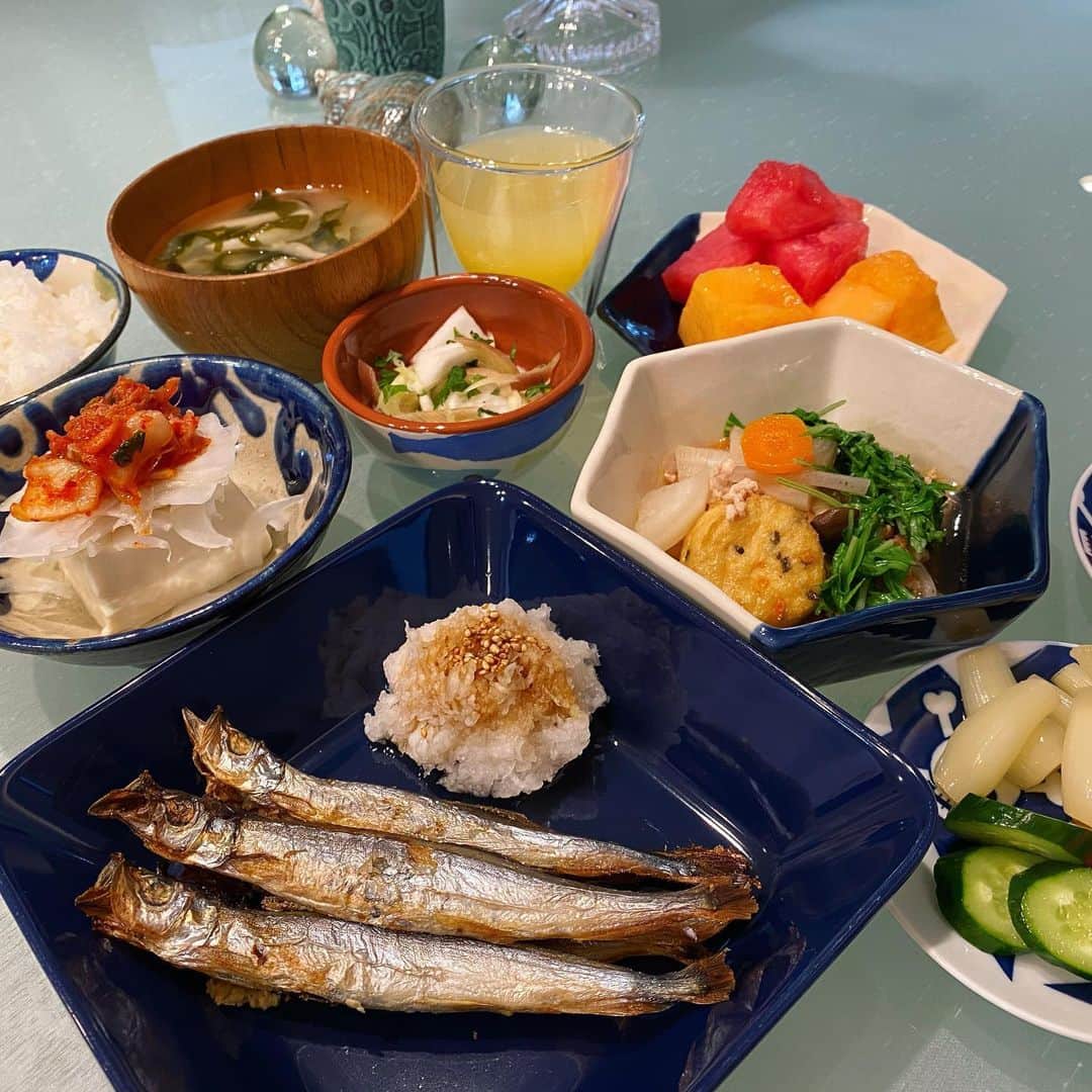 畑亜貴さんのインスタグラム写真 - (畑亜貴Instagram)「自粛期間、たまに家での朝食兼昼食を撮影しました。独り飯でも綺麗に盛り付けてたくさん食べたい。でも手抜き日は、納豆ごはんや目玉焼き乗せごはん。」5月26日 14時30分 - akihata.jp