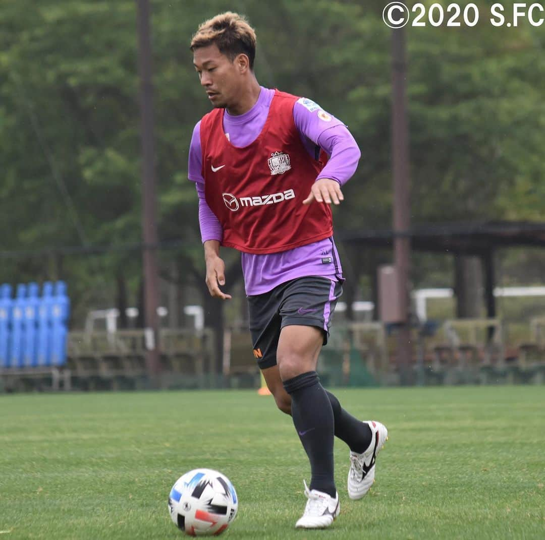 サンフレッチェ広島さんのインスタグラム写真 - (サンフレッチェ広島Instagram)「本日は雨中でのトレーニング☔️⚽️ 天候にも負けず、集中して取り組みました💪 #野津田岳人 選手 #野上結貴 選手 #森島司 選手 #松本泰志 選手 #ハイネル 選手 #藤井智也 選手 #sanfrecce #積攻 #広報カメラ」5月26日 14時22分 - sanfrecce.official