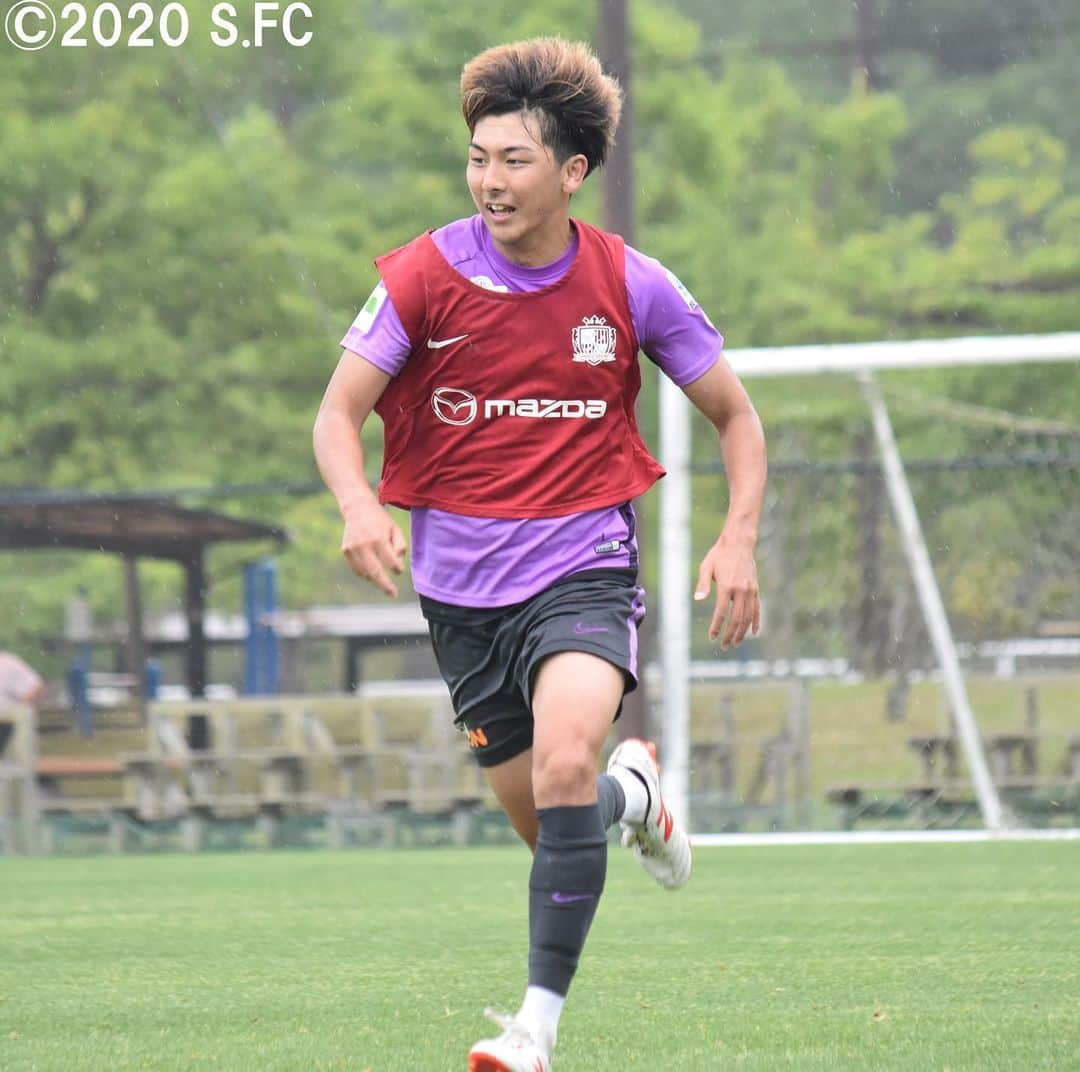 サンフレッチェ広島さんのインスタグラム写真 - (サンフレッチェ広島Instagram)「本日は雨中でのトレーニング☔️⚽️ 天候にも負けず、集中して取り組みました💪 #野津田岳人 選手 #野上結貴 選手 #森島司 選手 #松本泰志 選手 #ハイネル 選手 #藤井智也 選手 #sanfrecce #積攻 #広報カメラ」5月26日 14時22分 - sanfrecce.official