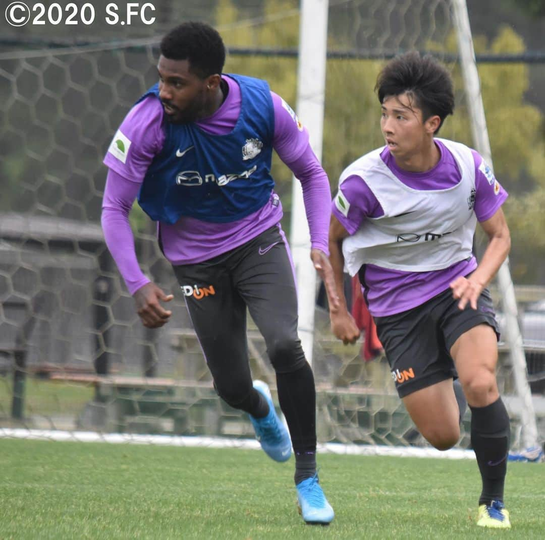 サンフレッチェ広島さんのインスタグラム写真 - (サンフレッチェ広島Instagram)「本日は雨中でのトレーニング☔️⚽️ 天候にも負けず、集中して取り組みました💪 #野津田岳人 選手 #野上結貴 選手 #森島司 選手 #松本泰志 選手 #ハイネル 選手 #藤井智也 選手 #sanfrecce #積攻 #広報カメラ」5月26日 14時22分 - sanfrecce.official