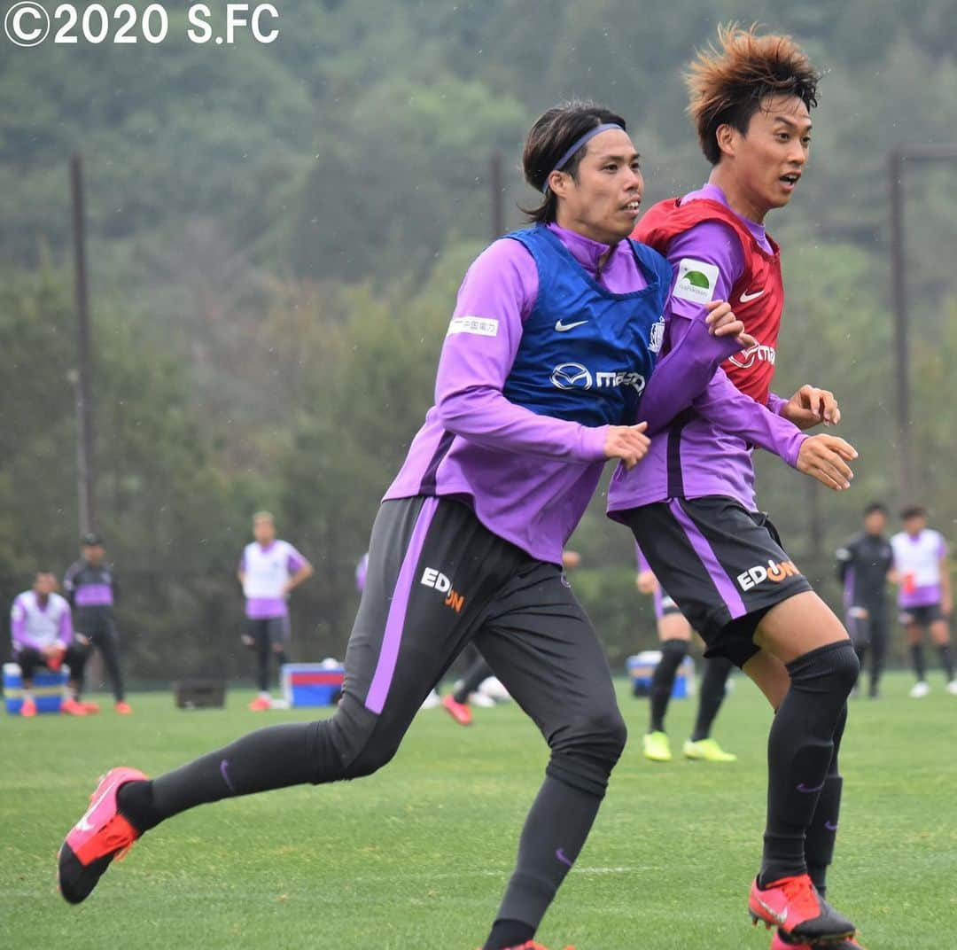 サンフレッチェ広島さんのインスタグラム写真 - (サンフレッチェ広島Instagram)「本日は雨中でのトレーニング☔️⚽️ 天候にも負けず、集中して取り組みました💪 #野津田岳人 選手 #野上結貴 選手 #森島司 選手 #松本泰志 選手 #ハイネル 選手 #藤井智也 選手 #sanfrecce #積攻 #広報カメラ」5月26日 14時22分 - sanfrecce.official