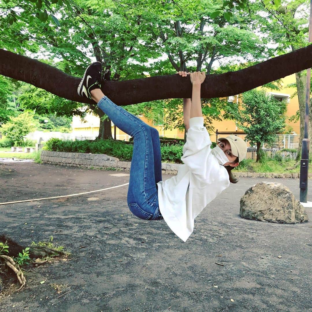 横山エリカのインスタグラム：「It's not easy living as a sloth🦥 怠け者生活にならない為にも長距離の散歩をして、ナマケモノごっこという名の筋トレ💪 #quarantinelife #sloth #workout #ナマケモノ #筋トレ」