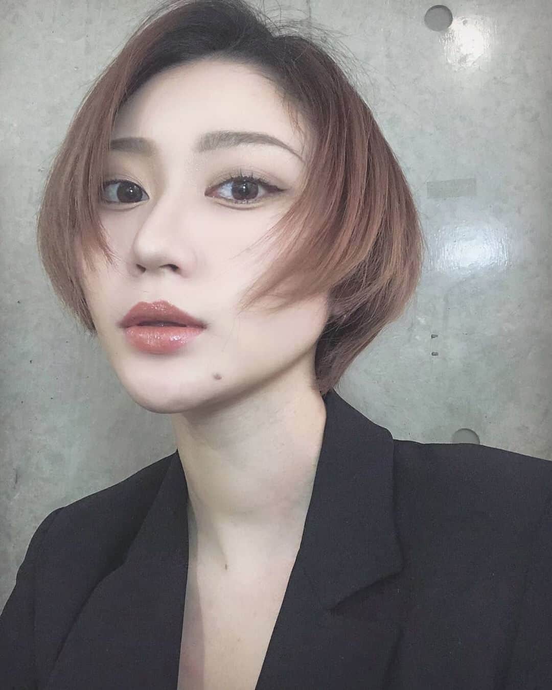 浅野琳のインスタグラム：「... 地毛はコチラ、襟足も伸びっぱなし だいぶ長いなぁ、 このまま伸ばせるかなぁ、  #浅野琳 #athome #bleach #mixcollar #asiangirls #着物 #きもの #kimono #和装 #侘び寂び #わびさび #浮世絵 #ukiyoe #和彫 #古き良き #japan #japanculture #三島由紀夫 #文学作品 #読書 #book」