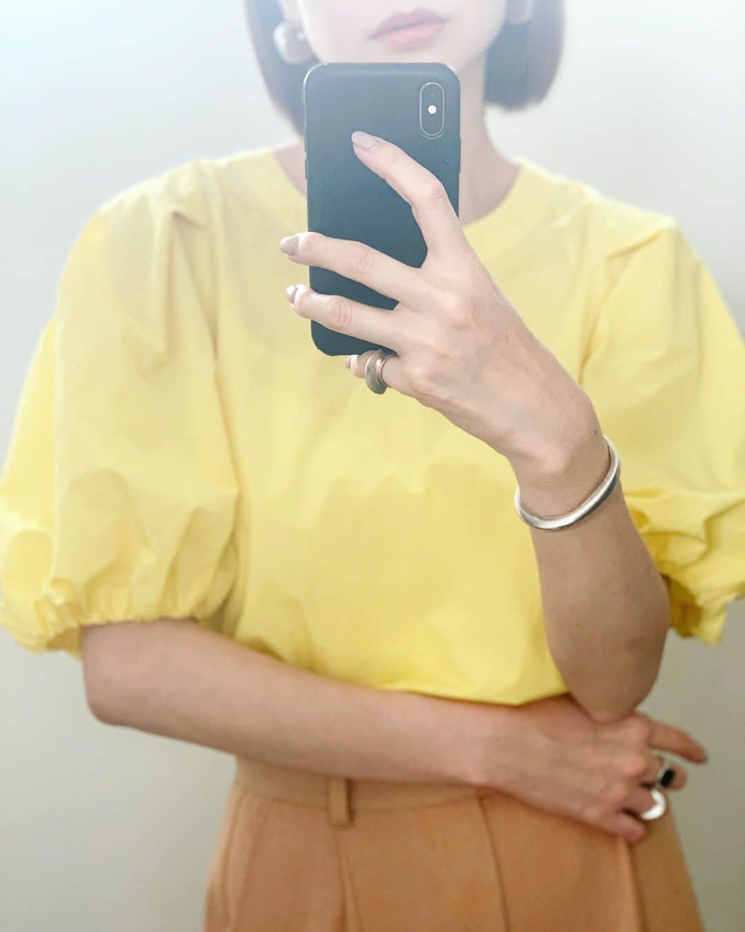 二ノ宮和佳子のインスタグラム：「Puff sleeve blouse @aewen_matoph ﻿ スポーティなナイロン素材ですが、パフスリーブで女性らしく﻿ そんな甘過ぎないのが好きです﻿ こんな曇りの日はカラーを纏って前向きに‼︎ ﻿ ﻿ とりあえずは少しホッとしました﻿ でも、まだまだ不安は尽きず...﻿ 前に進み、子供たちの未来のためにできる事を皆で考え続け、実践していかないとですね  #aewenmatoph  #イウエンマトフ#color」