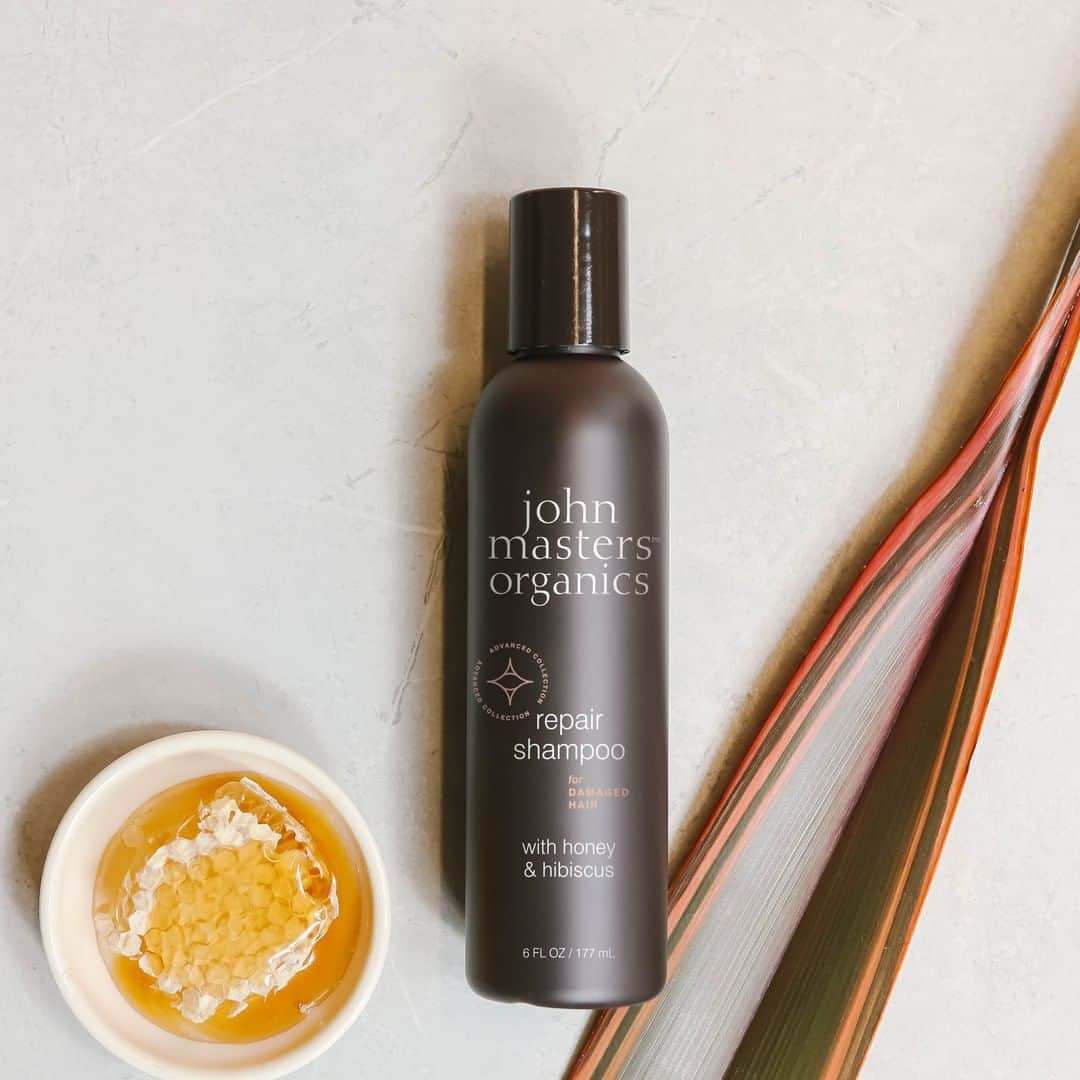 John Masters Organicsのインスタグラム：「Det er helt normalt at håret har tendens til at knække eller spalte, hvis ikke det får rigeligt med fugt og pleje. Vores Repair Shampoo giver dit hår det skud fugt, som du måske hiver efter. Find forhandlerlisten på johnmasters.dk🌾  #jmo #johnmasters #johnmastersorganics #organic #økologisk #planorganic #hårpleje #økologiskhårpleje #naturlighårpleje #naturligeingredienser」