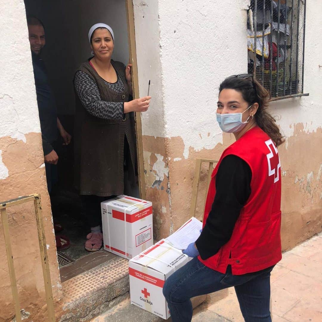 ペネロペ・クルスさんのインスタグラム写真 - (ペネロペ・クルスInstagram)「Gracias @bancoalimadrid y @cruzrojaesp por vuestro gran trabajo. 👏👏❤️ @alejandrosanz #pedroalmodovar @bardemantarctic」5月26日 6時15分 - penelopecruzoficial