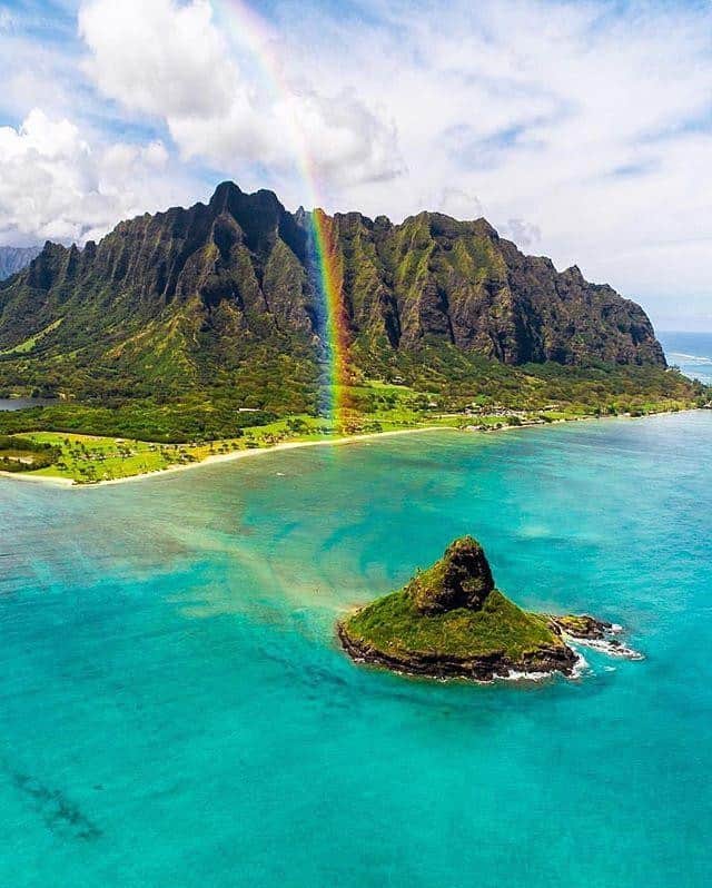 ハワイアン航空さんのインスタグラム写真 - (ハワイアン航空Instagram)「In Hawaiʻi, rainbows have many meanings, including one symbolizing a pathway to the heavens. This Memorial Day, we'd like to take the time to recognize the lives of the men and women who have fought to keep our country safe. We are eternally grateful for your service and our hearts are with your families. 🌈💜 #AHuiHou • Until We Meet Again⠀ 📷: @monifhabib 📍 Chinaman's Hat, Oʻahu」5月26日 6時30分 - hawaiianairlines