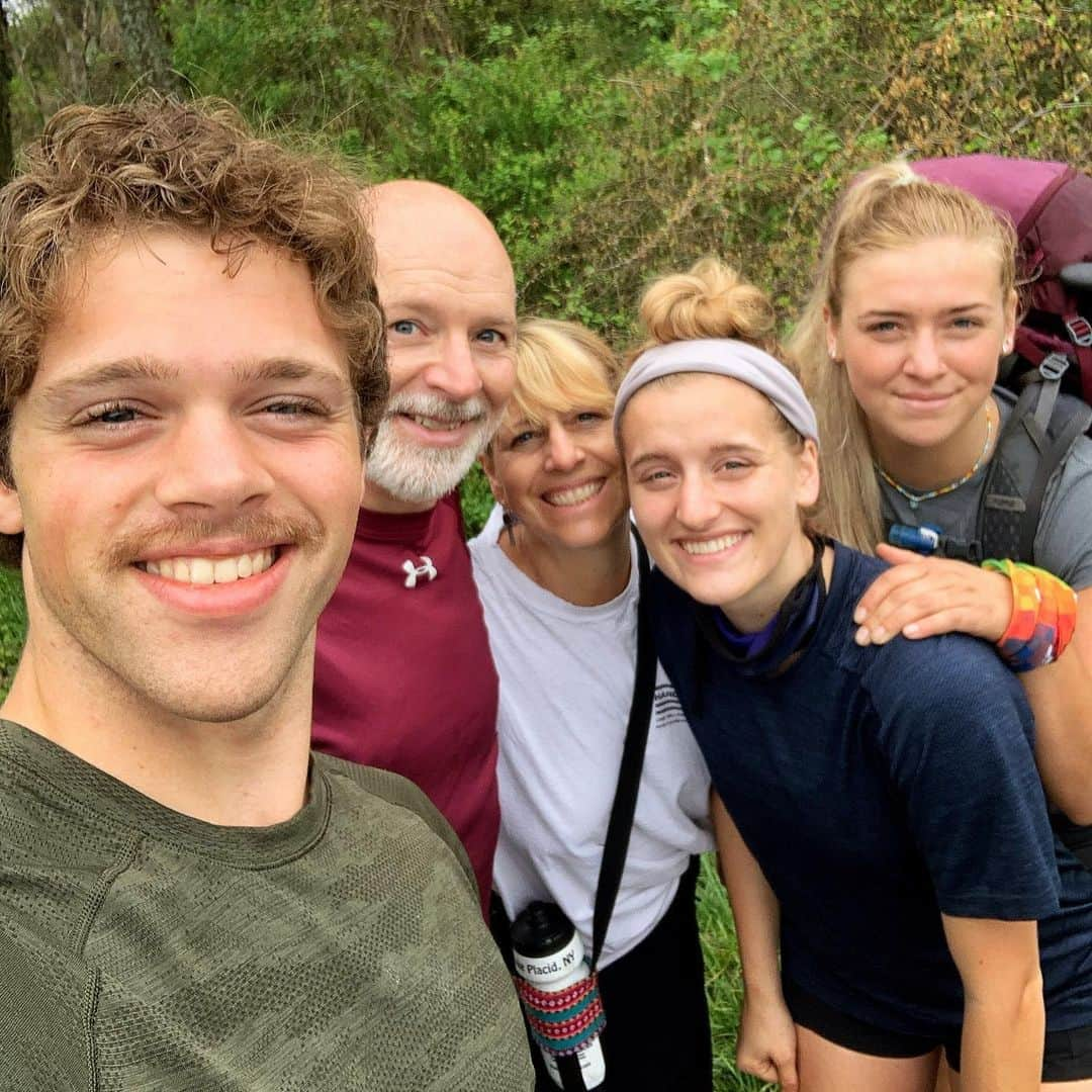 マイケル・パーソンズのインスタグラム：「Memorial Day hiking with the fam. Almost felt... normal 🤔😊」