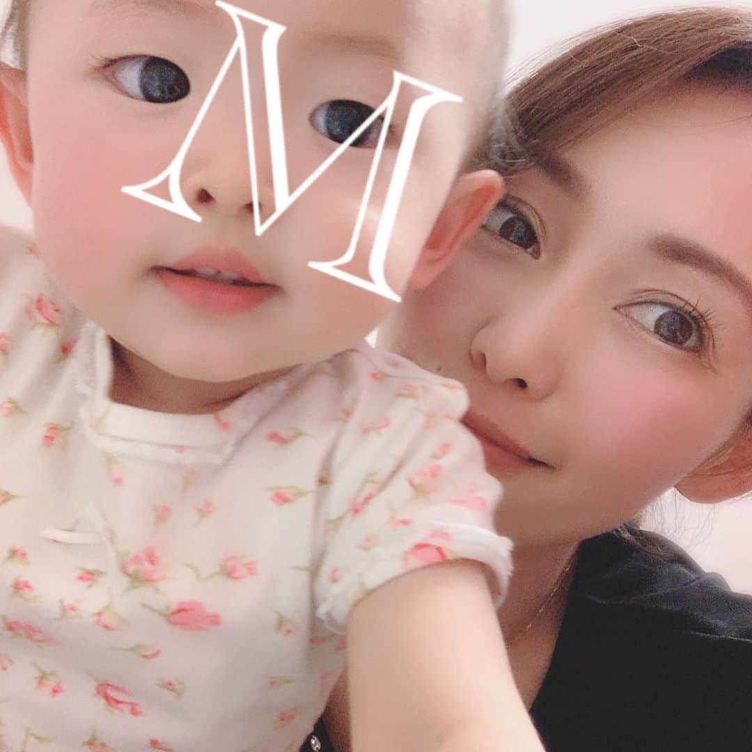 澤野井香里のインスタグラム：「Mとゆっくりな一日♡﻿ 今月になって急に歩き出して、今はヨチヨチ歩きがたまらない🐥﻿ 歩き出す瞬間はほんとに感動💕﻿ 兄妹でトランポリンでジャンプしたり家中動き回るのでどんどん目が離せなくなってきたけど、今だけのハイハイ&ヨチヨチが可愛くてつい目を細めてしまう🥰﻿ ﻿ せっかく新しい本を買おうと本屋さんに来ても選ぶのは持ってる本ばかり💦﻿ 今お気に入りは『おめんです』のシリーズで毎日10回は同じの読まされてる📚^^;﻿ 早く外で手を繋いで歩きたいな♪﻿ ﻿ 1歳3ヶ月の成長記録✏️﻿ ♦︎初めて歩いた！15歩くらい👣﻿ ♦︎食べるようになったかと思えばまた少食に。。。まだ8kg位で細め⚖﻿ 白米🍙、パスタ🍝、お菓子は好き。﻿ ♦︎エプロン拒否で毎食お着替え👗﻿ ♦︎車🚗、ボール⚽️、電車🚃やトーマス、バス🚍が好き。（完全にお兄ちゃんの影響）﻿ ♦︎パパ、ママ、はい、タッチ、ブー（車、バス）簡単な意味のある言葉は言えるように。﻿ ♦︎嫌な時は首を横に振る。﻿ ♦︎お風呂大好き🛀﻿ 相変わらずお湯をガブ飲み(ｰｰ;)﻿ ♦︎夜中3回ほど起きる。﻿ 横にいないと『ママギュー』と泣く。﻿ ♦︎用事で3階の部屋に上がるとくっついてハイハイで上まで上がってくる。﻿ （まだ1人で降りれない）﻿ ♦︎洗濯たたんだり、床拭いたり、遊びながら手伝ってくれる。﻿ ♦︎本が大好きでひとりでもよく読んでくれる様に。（絵眺めてるだけ）﻿ 好きな本﻿ 『だるまさん』﻿ 『いないいないばぁ』﻿ 『おめんです』﻿ 『ワニさんドキはいしゃさんドキ』﻿ #こどもチャレンジ　の本  #ks_20✨#👶 #1歳 #1歳3ヶ月　#はじめの1歩　#歩き始め #娘 #ベビフル #ママリ #コドモノ #関西ママ #京都ママ #女の子ママ #ママライフ #京都　#ks_dau #ks_dau_2020  #M🍒_」