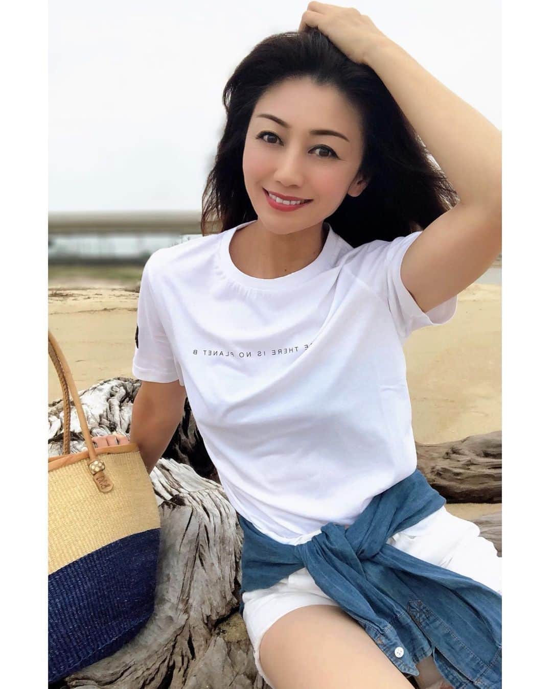 のインスタグラム：「おはようございます😃 今日は曇り☁️空ですね。 湿度が高く蒸し暑い感じですので、 体調気を付けて下さいね！ . 昨日全国的に自粛解除になりましたが、まだまだ第二波がこないように気を付けないといけないですね！ . 新しい生活スタイルにまだまだ慣れないですが、日々気を付けていかないといけませんね‼️ . 昨日のコーデ . 私が着用しているＴシャツ @ecoalf_japan  サステナブルファッションブランド 『ECOALF』 . 地球環境に取り組んでいるブランドで このメッセージＴシャツや他の衣類の販売価格の１０%を、海洋プラスチックゴミを回収、製品化するプロジェクトに寄付されます‼️ . 大好きな海を綺麗にしたい‼️ . 着用する事で海をきれいにできる‼️ . 『FashionでActionpをする』 . このプロジェクトに賛同して、私が大好きな海を守りたいなあと思いました😊 . 他にも色々なデザインの衣類があるので、見てね！ . 海に行くとプラスチックゴミがたくさん落ちているの見て、人間が作った結果なんだなあと…だったらやはり人間がきちんと元に戻さないとね‼️ . 昨日海でたくさんのカニ🦀さんにも会ったから、動画もみてね！ . 今日も笑顔で素敵な一日を😊 . いつもいいね👍コメント📝 ありがとうございます❤️ . . #地球環境#サステナブルファッション  #サステナブルブランド #プラスチックフリー生活  #海を守りたい #海を綺麗にしたい  #自然を守りたい#ECOALF #プロジェクトに参加  #ゴミを減らそう #メッセージＴシャツ #ホワイトコーデ#海コーデ#海好きな人と繋がりたい #笑顔#感謝#ありがとう」
