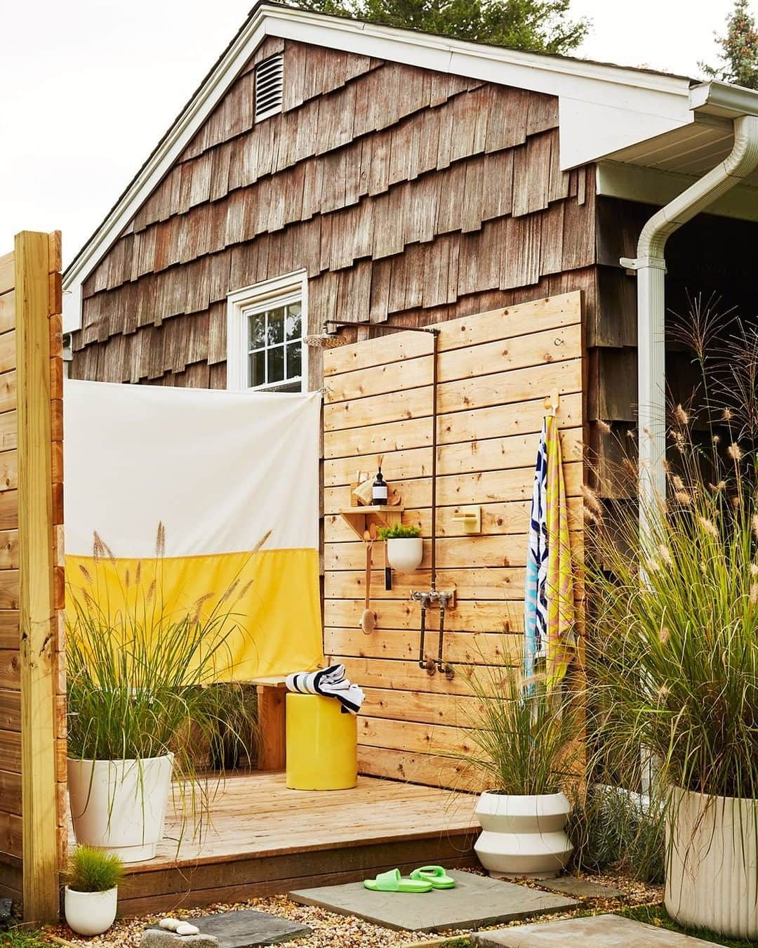 west elmさんのインスタグラム写真 - (west elmInstagram)「Rinse off in style 💦 You can upgrade your outdoor shower game with modern planters and fun accessories, as seen here at the @quiettownhome co-founders' Long Island home. Link in bio for the full tour and to shop the look! #WestElmLOCAL #outdoorshower」5月26日 7時13分 - westelm