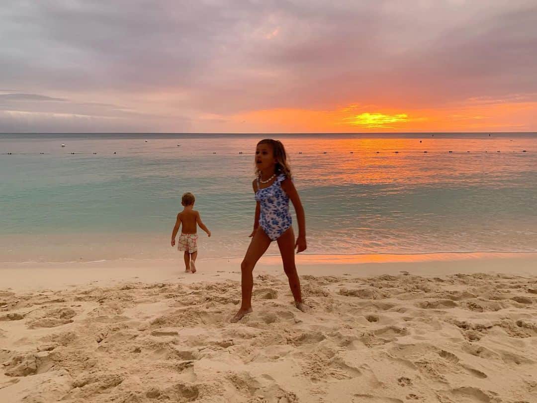 Elizabeth Chambers Hammerのインスタグラム：「Anniversary Sunset. Moments before they were subjected to wedding videos and first dance songs.🕊 #quarantinecelebration」