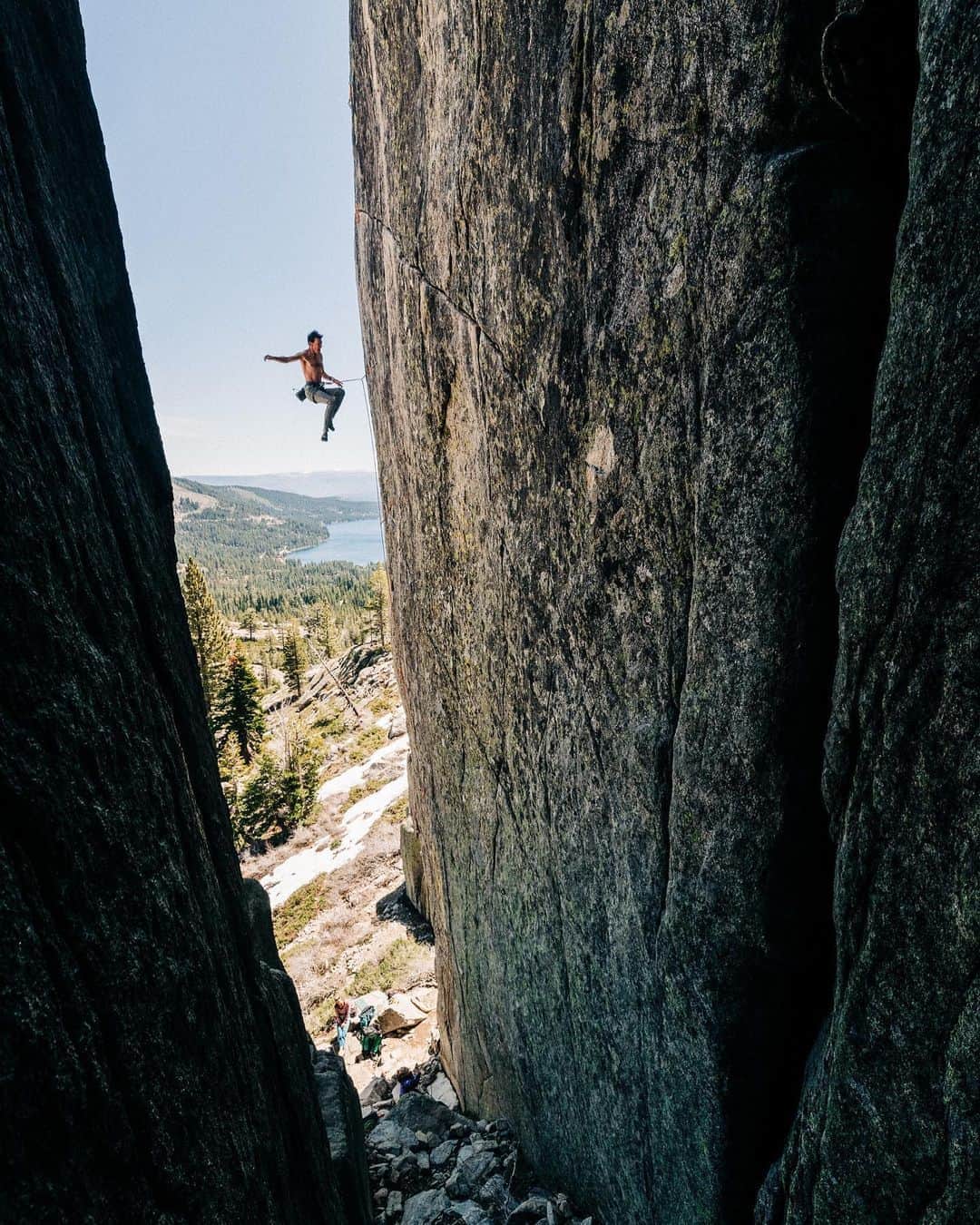 エミリー・ハリントンのインスタグラム：「Embrace the【﻿Ｐｒｏｃｅｓｓ】✨ // @adrianballinger logging airtime on the Tahoe gem 💎 ‘Cannibals’, his hardest route which he just sent yesterday🕺🏻🦎// Thanks AB for being the first pupil to enroll in Harry’s Physical Fitness and Mental Stamina Training Camp 🔥💪 // SO proud of you!! ❤️❤️❤️ // 📸 @gpmartinphoto @arcadebelts」