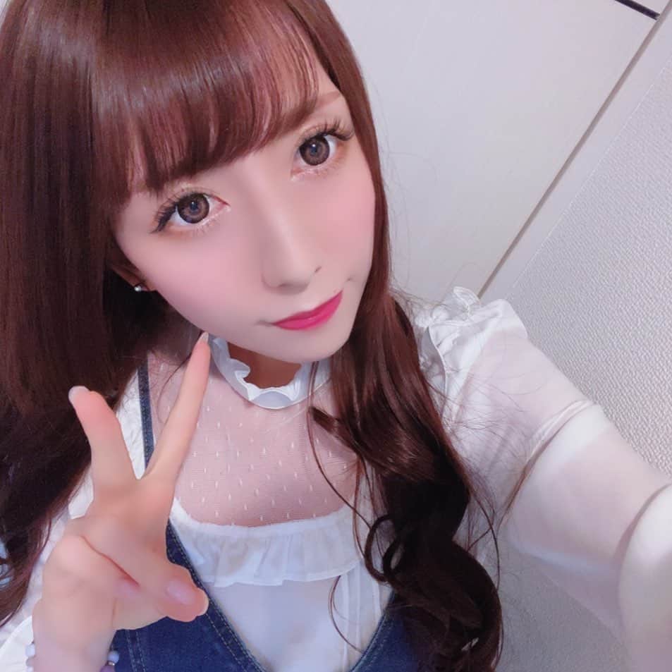 漆川しずくのインスタグラム：「初投稿なのです🐏 みやめこさん(@miyameko )プロデュースのカラコンが届いて嬉しくてお化粧しました💓 SNS疎いからインスタわからなさすぎる… どなたか教えてください…🤣 6月から働けるように頑張ります🔥 #みやめこちゃんプロデュース #みやめこカラコン #メイク好き #キャバ #新宿 #六本木 #銀座 #ニート」
