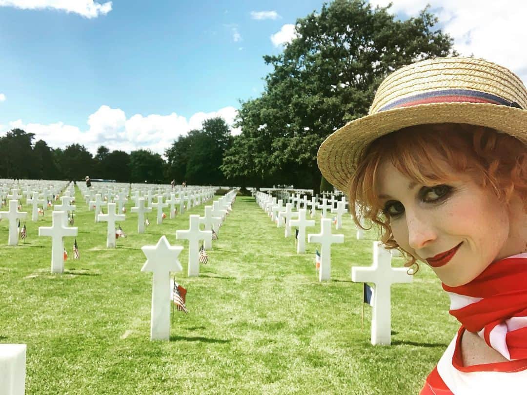 ボニー・モーガンのインスタグラム：「🇺🇸Memorial Day ❤️🤍💙Honor and Remember 🙏Thank you for your service🇺🇸🎆🗽🎇🇺🇸 #memorialday #weremember #thankyouforyourservice」