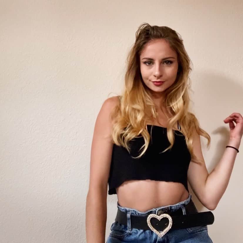 タラ・ケインのインスタグラム：「This girl looks like the fun supporting character in a 90’s teen sitcom - Anyone know how I can get her to pull her weight as the main character in my LIFE? 😙✌🏻」