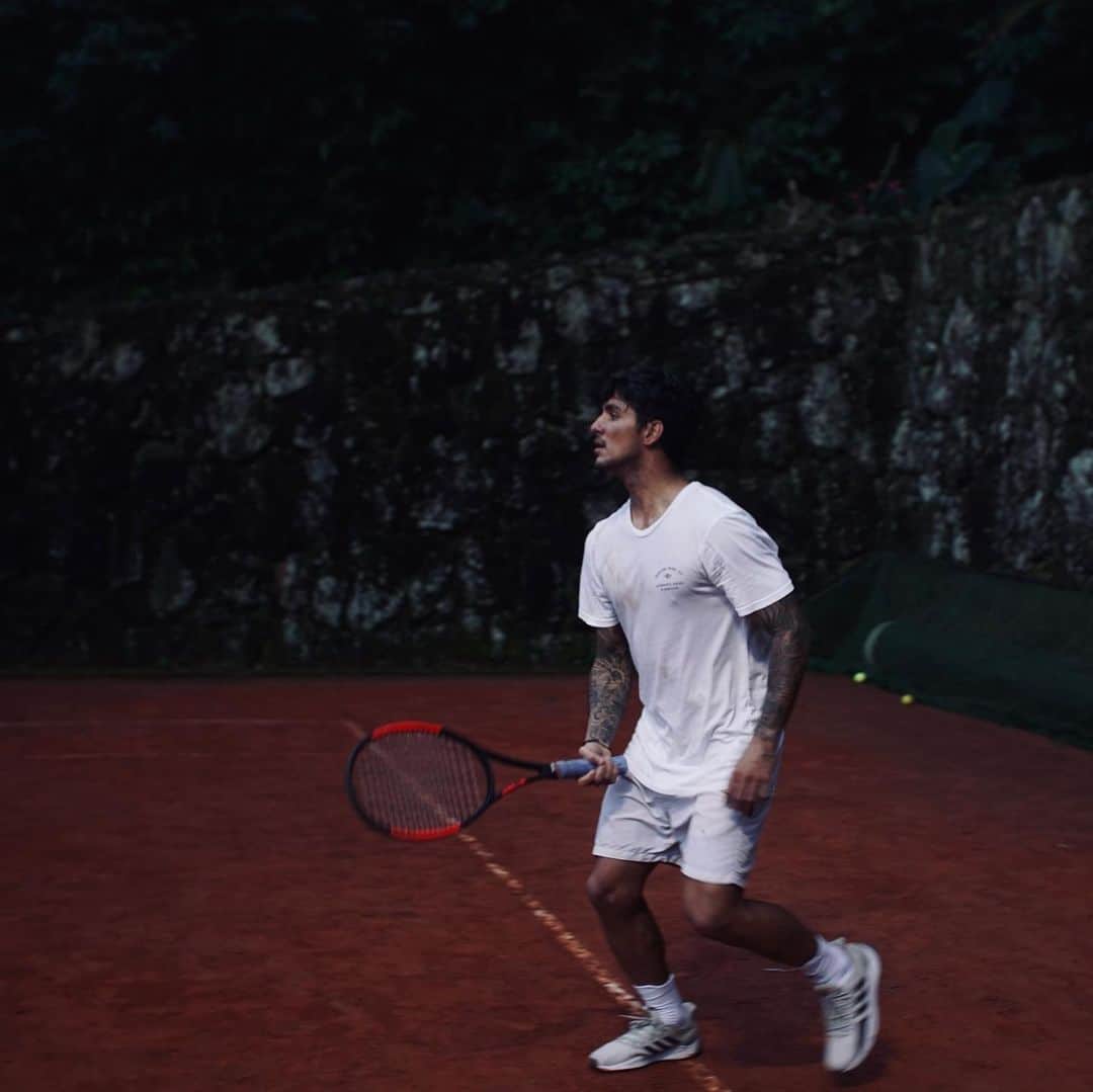 ガブリエル・メディーナのインスタグラム：「Trying new things. Tennis ON 🔥 @rafaelnadal mode hahahha ll Testando esportes diferentes, é divertido! 🔥🤘」