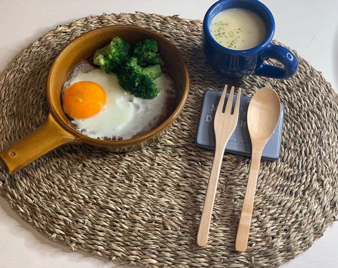 戸島花さんのインスタグラム写真 - (戸島花Instagram)「5時に目が覚めちゃったから朝ごはん作ろうと思ったけど、卵１個🥚と冷凍ブロッコリーしかなかった🤷🏻‍♀️ スープは一昨日スープメーカーで作ったじゃがいものポタージュ。いろんな野菜のポタージュ作って冷凍したんだ！ だから野菜がなかったのか🤦‍♀️ #朝ごはん #みなさんは食べる派ですか #私は食べない派です」5月26日 7時54分 - tojima_hana