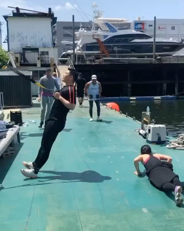 パンツェッタ・ジローラモのインスタグラム：「#training #seaside #lets #do #together #面白い #一緒にやりましょう #くり#グループ #作りたいね #antoniomanganielloshow @etienne_dore」