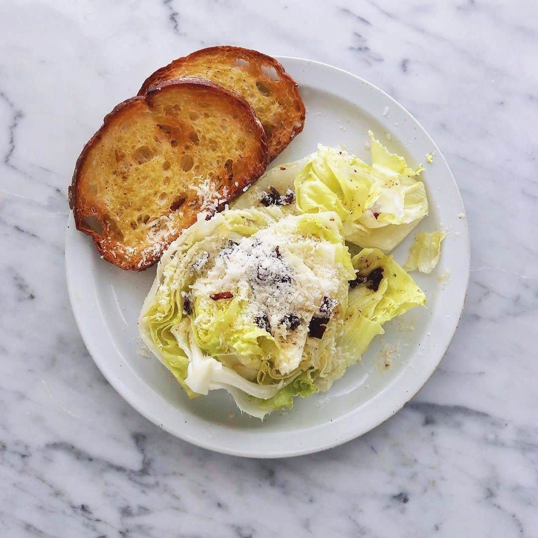 樋口正樹さんのインスタグラム写真 - (樋口正樹Instagram)「salad and toast . 朝食にレタスのサラダ、 ＆ガーリックトースト。 . 硬くなってしまってた パンを薄切りにしたら ニンニク、有塩バター、 オイルを合わせ塗って、 カリッと香ばしく焼き ガーリックトーストに。 薄く切ったパンだから シャッキシャキ食感の レタスと相性抜群です。 . 今朝のパンはタカキの モーニングフランスで 切り方で食感も変わり 楽しみ方もいろいろに。 厚さ５ミリ程に切って カリッカリにしてます。 . タカキベーカリーはこちら 👉@takaki_bakery_official . . #レタスサラダ #ガーリックトースト #シーザーサラダ #相性抜群 #日々を楽しむ #メニュー豊富 #タカキベーカリー #石窯パン #石窯モーニングフランス #パン部 #パンスタグラム #パン大好き #パン好きな人と繋がりたい #パンのある暮らし #takakibakery #caesarsalad #garlictoast」5月26日 8時09分 - higuccini