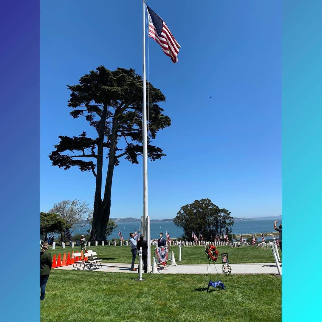 ジョン・メイヤーのインスタグラム：「For the first time in 152 years, the Memorial Day commemoration next the the Golden Gate Bridge, at the Presidio of San Francisco, almost did not happen. Usually, 2000 people show up to pay their respects to people who died while serving in the military. Like all events this year, the pandemic threatened its continuation.  But today, a group of determined veterans from the @heartandarmor team got permission and collaboration from the VA and Presidio to orchestrate an unpublicized, emotional and socially-distanced ceremony in the Golden Gate National Cemetery, amidst 30,000 headstones.  They laid a wreath for Adrianna Vorderburggen, KIA in 2015 in Bagram. A poem, a moment of silence, and a promise to be there on May 31, 2021. The streak of 152 consecutive annual ceremonies remains alive, as do the memories of all who have served this country.」
