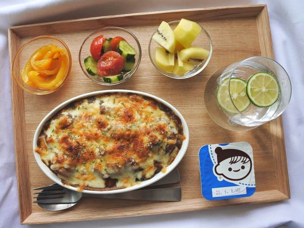中山美香さんのインスタグラム写真 - (中山美香Instagram)「カレー2日目はカレードリア風☺︎ 常備菜と残り物で朝ごはん。 . . . #カレー #カレードリア #ドリア #チーズ #パプリカ  #マリネ #トマト #きゅうり  #キウイ #フルーツ #ヨーグルト #チチヤス #朝ごはん #ごはんの記録 #おうちごはん #stayhome #stayhealthy #breakfast」5月26日 8時17分 - mika5nakayama